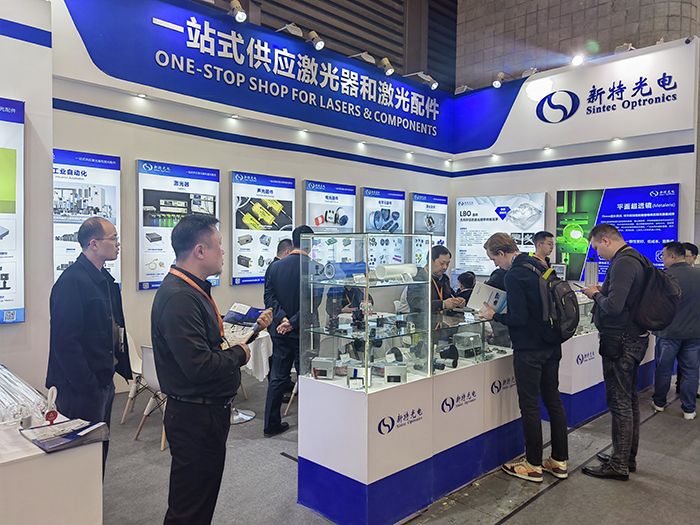 新特光電工作人員態(tài)度熱情、專業(yè)、耐心地向觀眾們講解產(chǎn)品的性能參數(shù)
