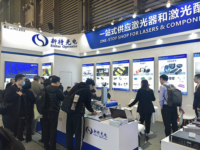 新特光電工作人員態(tài)度熱情、專業(yè)、耐心地向觀眾們講解產(chǎn)品的性能參數(shù)