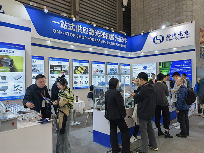 新特光電工作人員態(tài)度熱情、專業(yè)、耐心地向觀眾們講解產(chǎn)品的性能參數(shù)