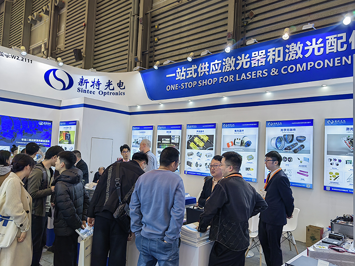 新特光電工作人員態(tài)度熱情、專業(yè)、耐心地向觀眾們講解產(chǎn)品的性能參數(shù)