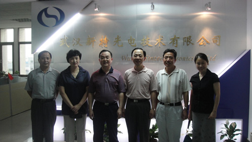 湖北省僑聯(lián)謝余卡主席率領(lǐng)副主席何光源、劉文華、王愛(ài)民和副巡視員羅連運(yùn)來(lái)新特光電調(diào)研